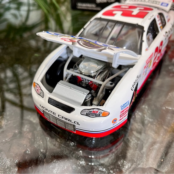 NASCAR Kevin Harvick #29 Oreo/Goodwrench 2001 Chevy Monte Carlo 1:24 Scale - Picture 8 of 11